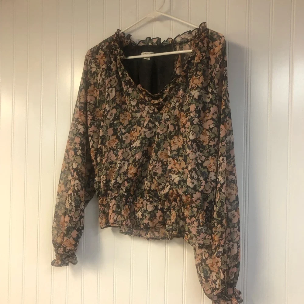 American Eagle Ruffle Smocked Floral Long Sleeve Blouse Medium Black Cropped